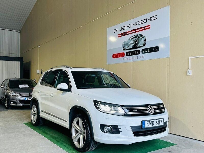 Vit Begagnad 2015 VW Tiguan R-line SUV | 159 900 kr (Lite dyr) - Bild 1/4