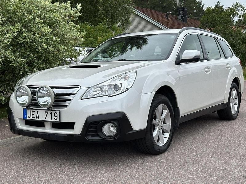 Vit Begagnad 2013 Subaru Outback SUV | 83 000 kr (Marknadspris) - Bild 1/4