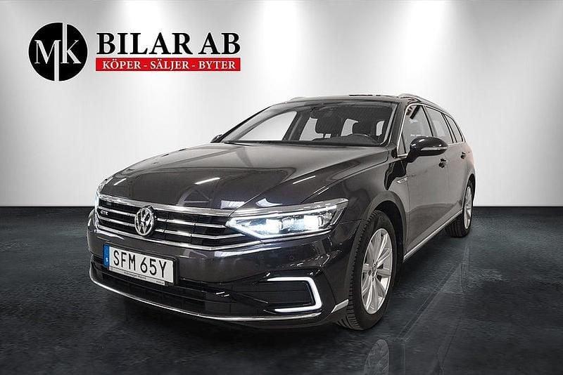 Mörkgrå (grå) Begagnad 2020 VW Passat GTE Kombi | 234 900 kr (Marknadspris) - Bild 1/4