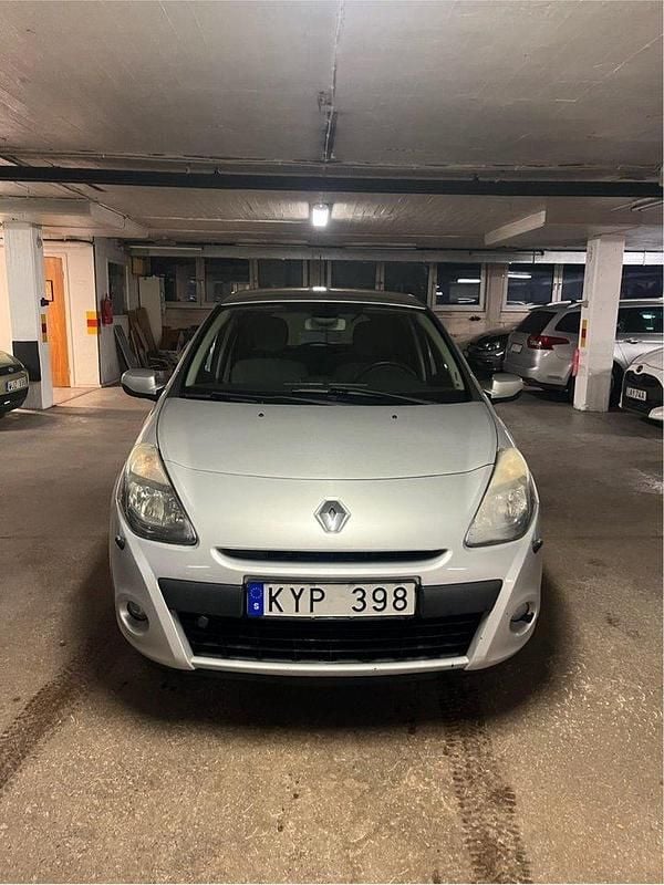 Silver Begagnad 2011 Renault Clio R.S. Halvkombi | 18 900 kr (Bra pris) - Bild 1/4