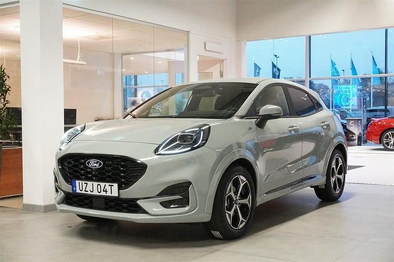 Cactus gray Begagnad 2024 Ford Puma ST-Line Halvkombi | 238 800 kr (Marknadspris) - Bild 1/4