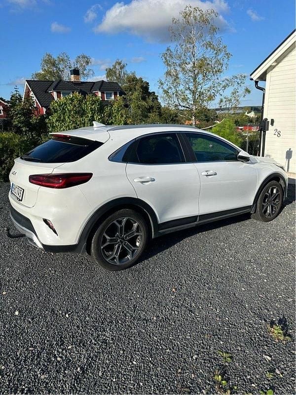 Vit Begagnad 2022 Kia XCeed SUV | 249 000 kr (Marknadspris) - Bild 1/4