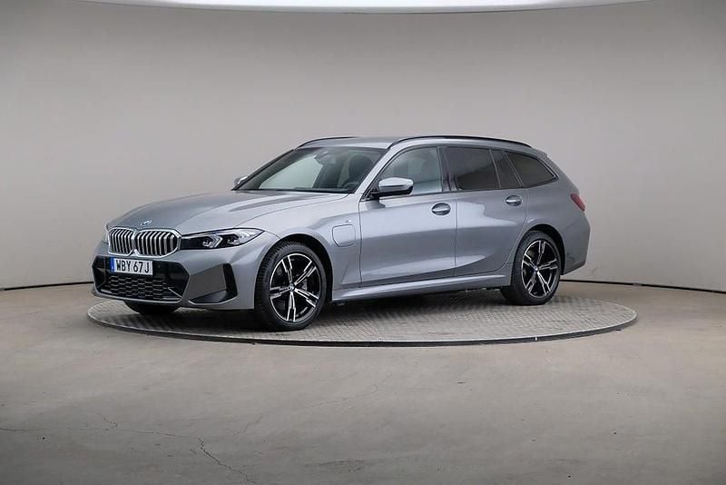 Grå Begagnad 2025 BMW 330e M Sport Kombi | 439 000 kr (Superpris) - Bild 1/4