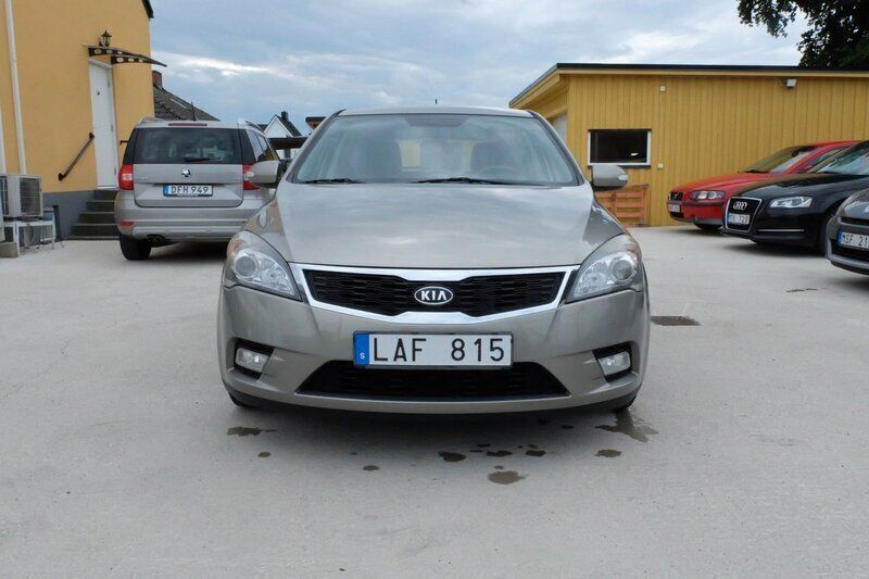 Silver Begagnad 2011 Kia Ceed Halvkombi | 55 900 kr (Marknadspris) - Bild 1/4
