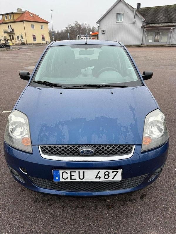 Blå Begagnad 2009 Ford Fiesta Halvkombi | 35 000 kr - Bild 1/4