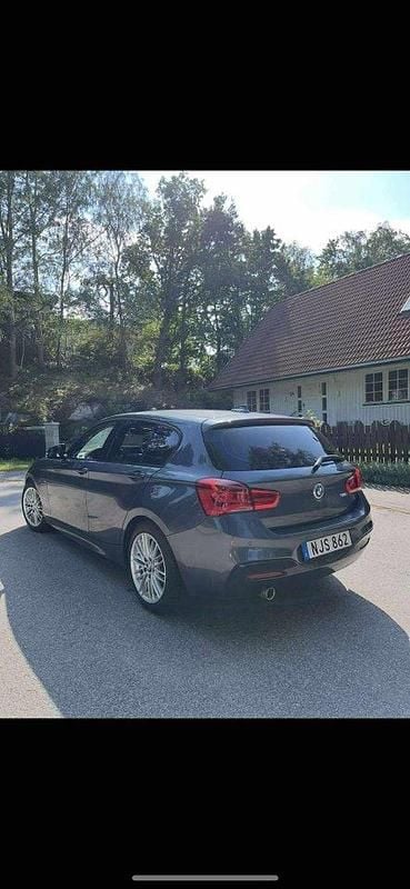 Grå Begagnad 2019 BMW 118 M Sport Halvkombi | 205 000 kr (Marknadspris) - Bild 1/4