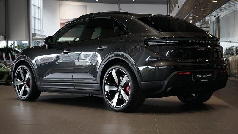 Grå Ny 2025 Porsche Macan SUV | 1 187 200 kr (Superpris) - Bild 1/4