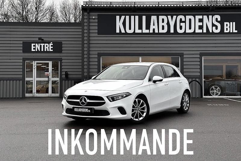 Vit Begagnad 2019 Mercedes A180 Edition Halvkombi | 208 000 kr (Marknadspris) - Bild 1/4