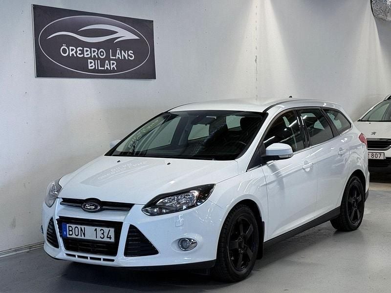 Vit Begagnad 2013 Ford Focus Titanium Kombi | 64 900 kr (Marknadspris) - Bild 1/4
