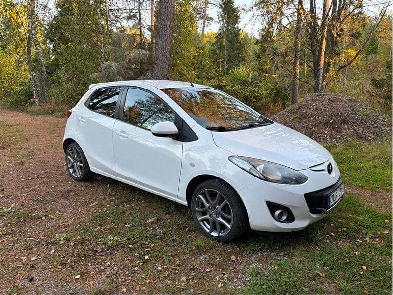 Vit Begagnad 2013 Mazda 2 Halvkombi | 49 900 kr (Marknadspris) - Bild 1/4