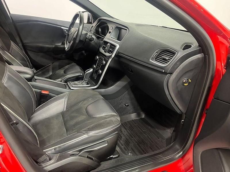 Begagnad Volvo V40 R-Design Momentum 120 HK (88 kW) 2018 Röd Kombi