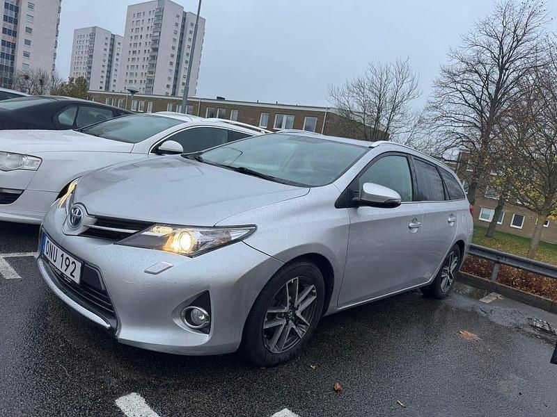Begagnad 2015 Toyota Auris Hybrid Sport Kombi | 69 000 kr - Bild 1/4