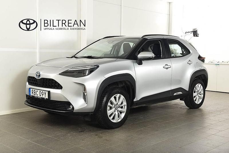 Silver Begagnad 2024 Toyota Yaris Cross Active SUV | 268 900 kr (Bra pris) - Bild 1/4