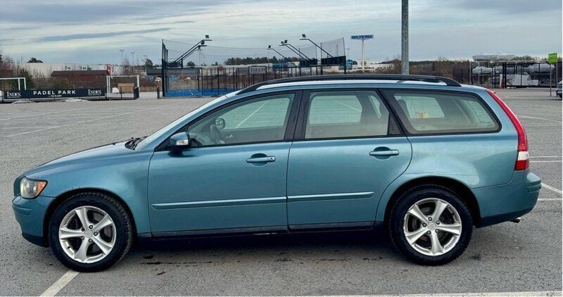 Blå Begagnad 2007 Volvo V50 Momentum Kombi | 32 000 kr (Marknadspris) - Bild 1/4
