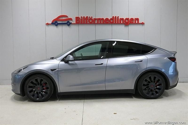 Grå samma som bilen Begagnad 2023 Tesla Model Y Performance SUV | 379 900 kr (Bra pris) - Bild 1/4