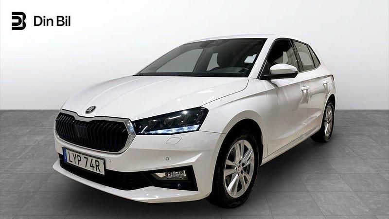Vit (candy white) Begagnad 2023 Skoda Fabia Style Halvkombi | 203 900 kr (Marknadspris) - Bild 1/4