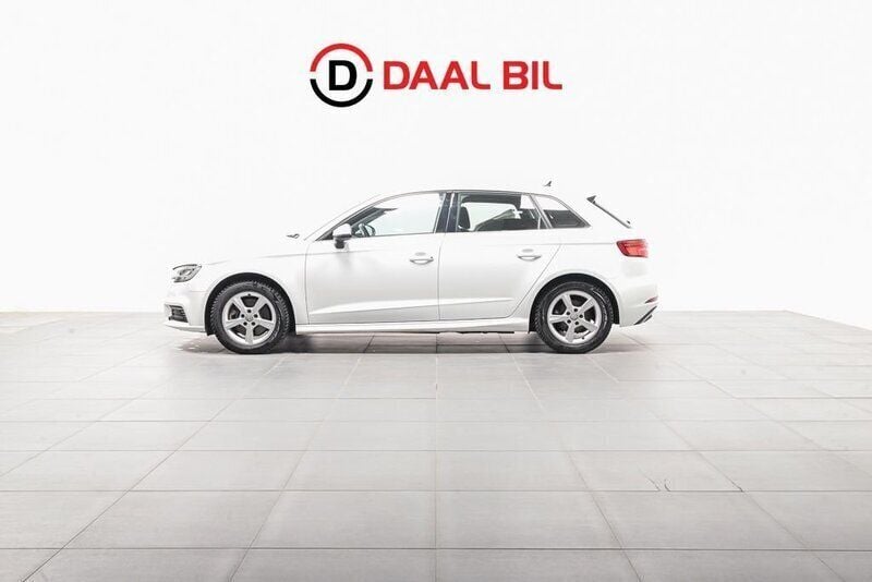 Vit Begagnad 2020 Audi A3 Sportback e-tron Sport Sedan | 229 700 kr (Marknadspris) - Bild 1/4