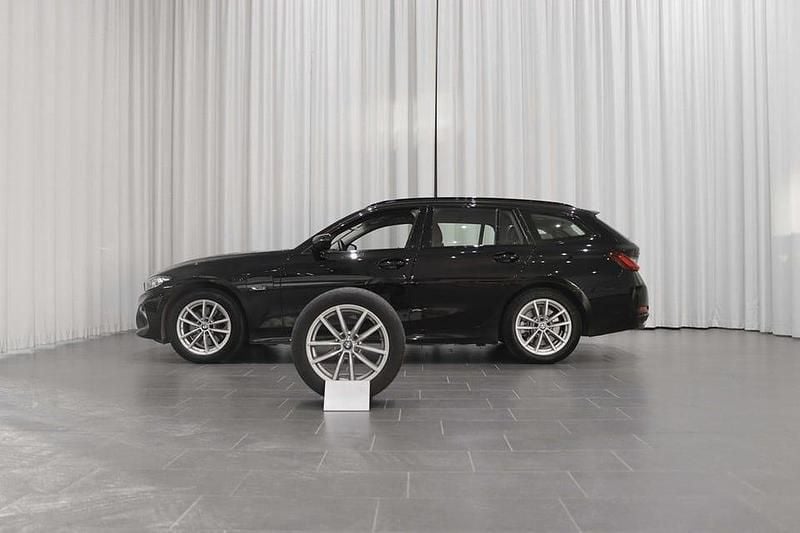 Begagnad BMW 330 184 HK (135 kW) 2023 Svart Kombi