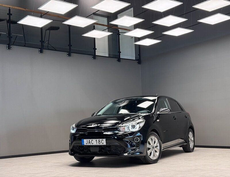 Svart Begagnad 2022 Kia Rio 4 Halvkombi | 179 900 kr (Marknadspris) - Bild 1/3