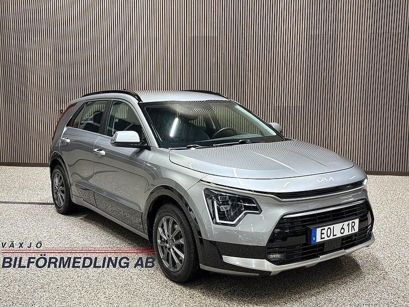 Grå Begagnad 2022 Kia Niro Advance SUV | 279 000 kr (Marknadspris) - Bild 1/4