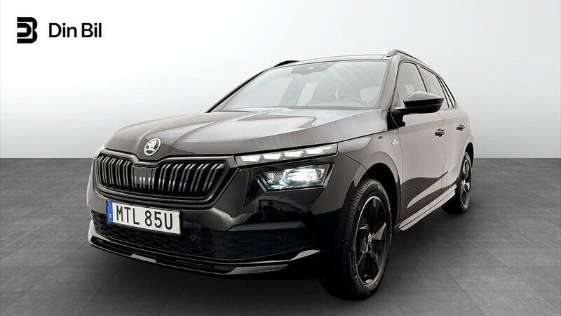 Svart (black magic pärleffekt) Begagnad 2023 Skoda Kamiq Monte Carlo SUV | 267 900 kr (Marknadspris) - Bild 1/4
