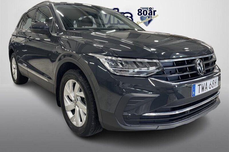 Mörkgrå Begagnad 2024 VW Tiguan Life SUV | 329 900 kr (Bra pris) - Bild 1/4