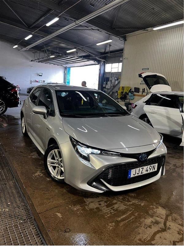 Silver Begagnad 2021 Toyota Corolla Hybrid Halvkombi | 219 000 kr (Marknadspris) - Bild 1/4