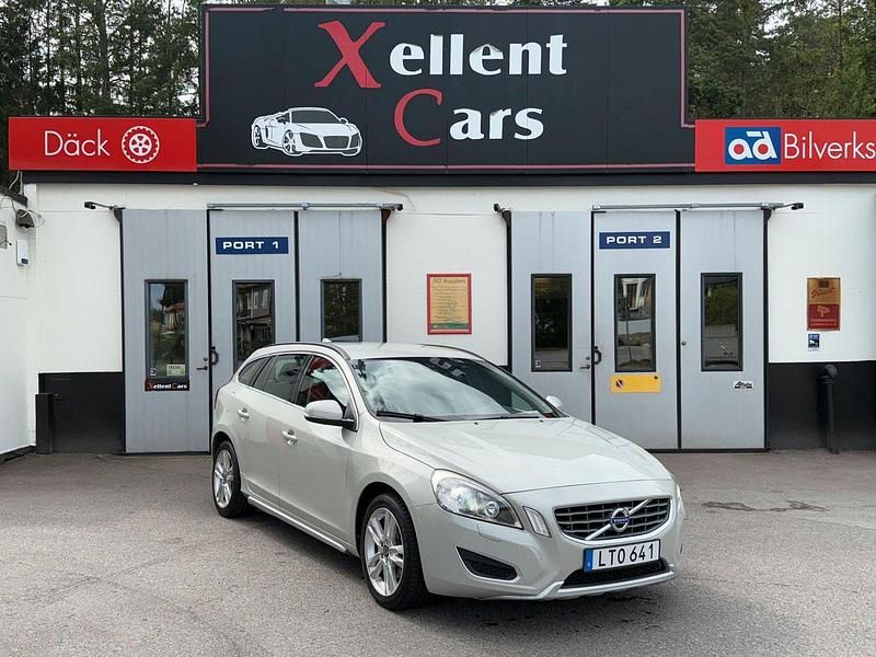Vit Begagnad 2011 Volvo V60 Momentum Kombi | 107 700 kr (Bra pris) - Bild 1/4
