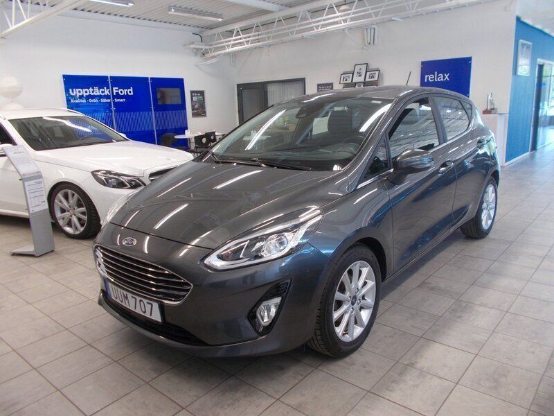 Grå (magnetic met) Begagnad 2018 Ford Fiesta Titanium Halvkombi | 139 400 kr (Dyr) - Bild 1/4