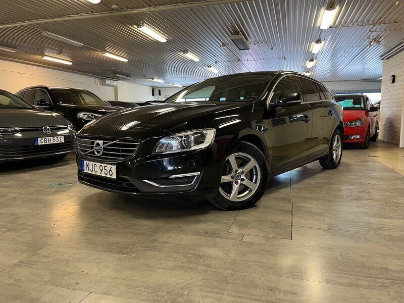 Svart Begagnad 2017 Volvo V60 Summum Kombi | 159 000 kr (Marknadspris) - Bild 1/4