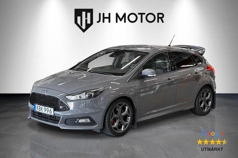 Grå Begagnad 2015 Ford Focus ST Halvkombi | 159 900 kr (Dyr) - Bild 1/4