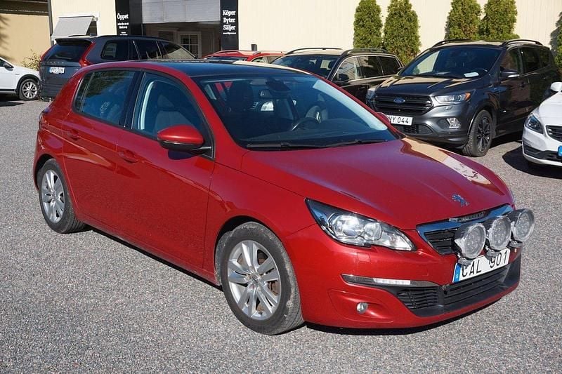 Mörkröd Begagnad 2013 Peugeot 308 Active Halvkombi | 69 900 kr (Bra pris) - Bild 1/4