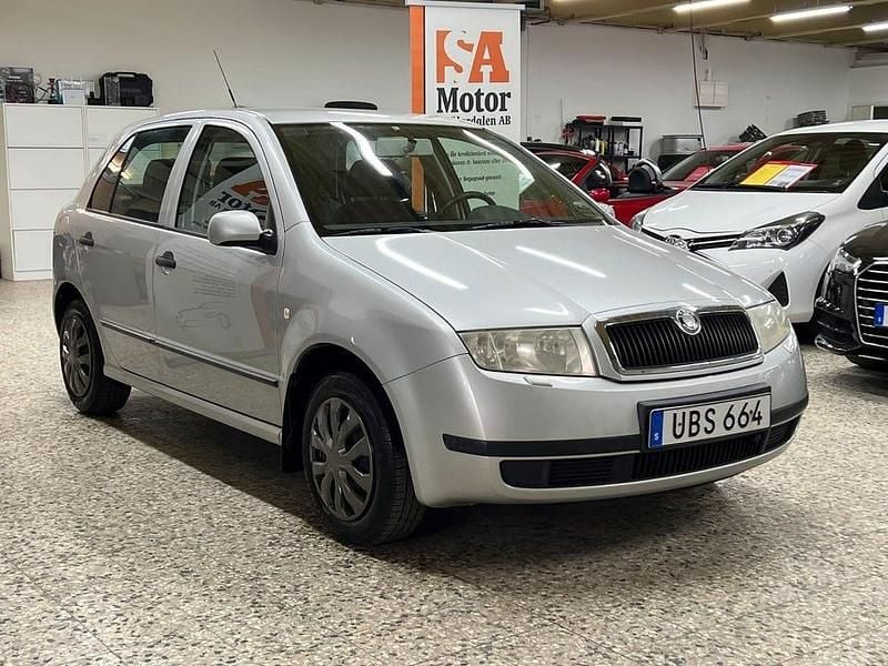 Begagnad Skoda Fabia 68 HK (50 kW) 2003 Silver Halvkombi