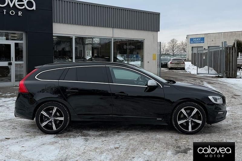 Begagnad Volvo V60 R-Design 234 HK (172 kW) 2017 Svart Kombi
