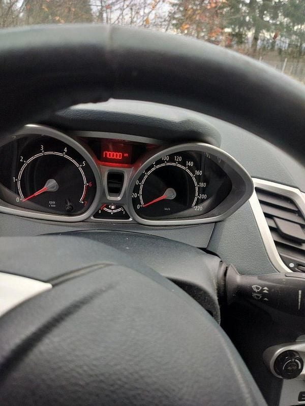 Röd Begagnad 2011 Ford Fiesta Halvkombi | 35 000 kr (Marknadspris) - Bild 1/3