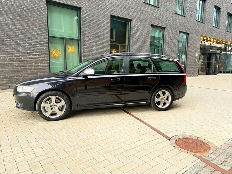 Svart Begagnad 2010 Volvo V50 R-Design Kombi | 33 000 kr (Bra pris) - Bild 1/4