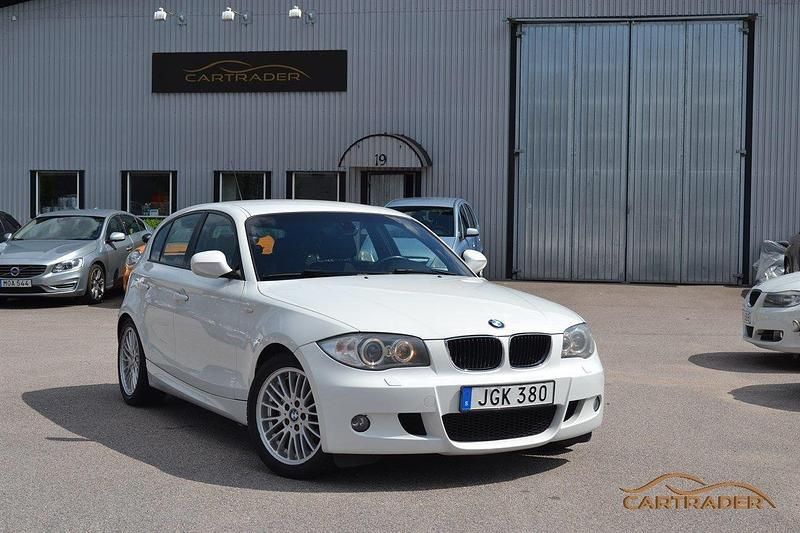Vit Begagnad 2011 BMW 118 Advantage Halvkombi | 79 900 kr (Marknadspris) - Bild 1/4
