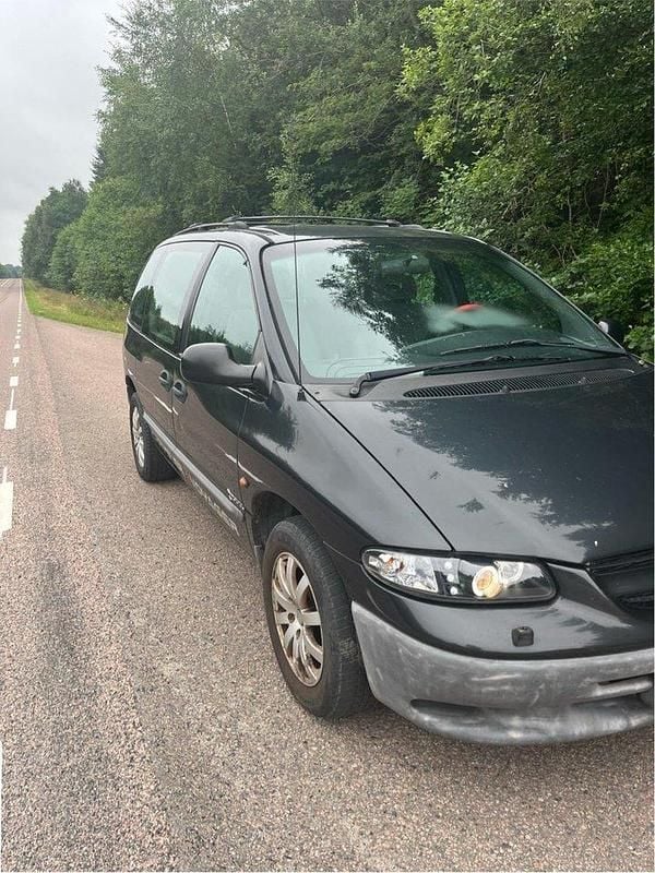 Grå Begagnad 2000 Chrysler Voyager Minibuss | 22 500 kr - Bild 1/4