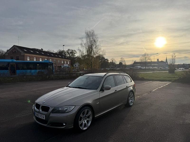 Brun Begagnad 2010 BMW 320 Kombi | 65 000 kr (Bra pris) - Bild 1/4