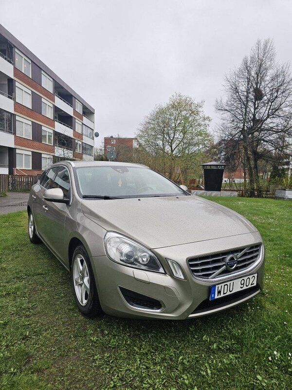Brun Begagnad 2011 Volvo V60 Summum Kombi | 99 000 kr (Bra pris) - Bild 1/4