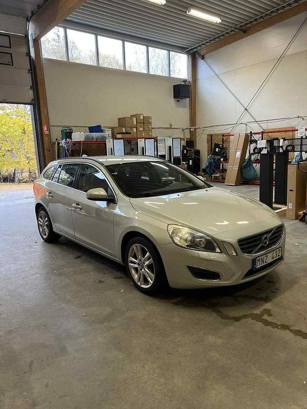 Vit Begagnad 2011 Volvo V60 Momentum Kombi | 75 000 kr (Bra pris) - Bild 1/4