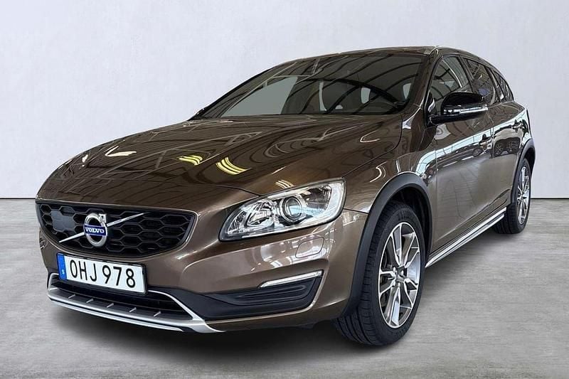 Brun Begagnad 2017 Volvo V60 CC Summum Kombi | 235 000 kr (Superpris) - Bild 1/4