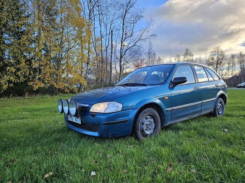 Grön Begagnad 2000 Mazda 323F Halvkombi | 9 900 kr - Bild 1/3