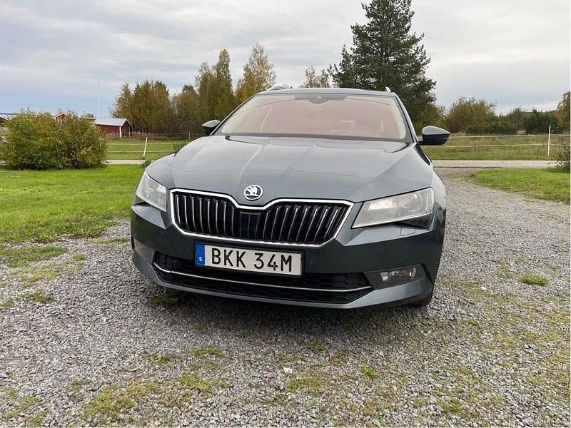Grå Begagnad 2019 Skoda Superb Business Line Kombi | 235 000 kr (Marknadspris) - Bild 1/4