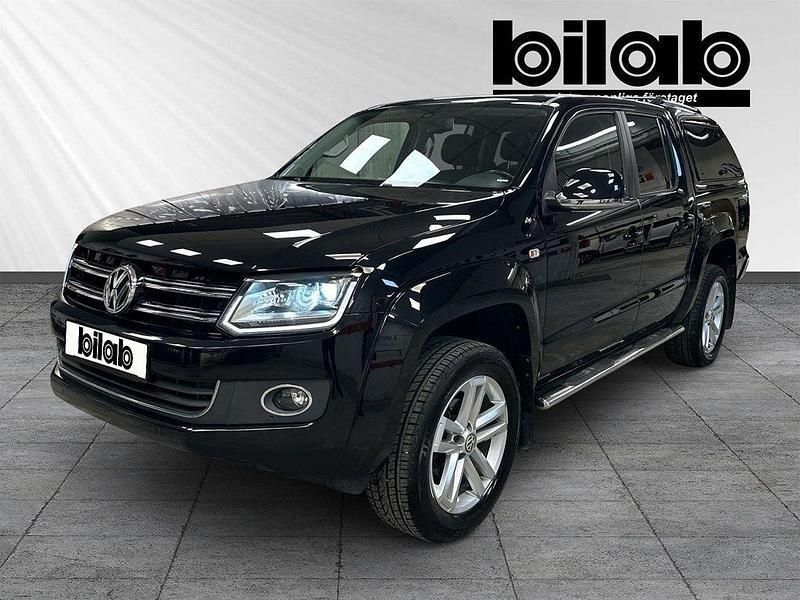 Svart (deep black pärleffekt) Begagnad 2015 VW Amarok Pickup | 269 000 kr (Marknadspris) - Bild 1/4
