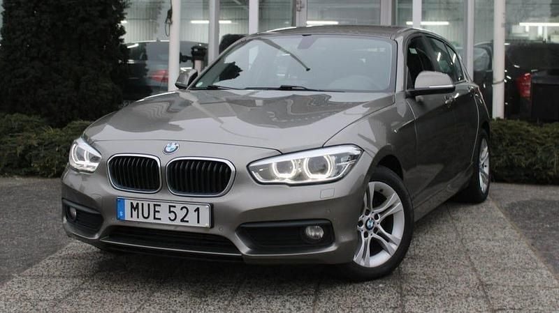 Silver Begagnad 2016 BMW 116 Halvkombi | 134 900 kr (Marknadspris) - Bild 1/4