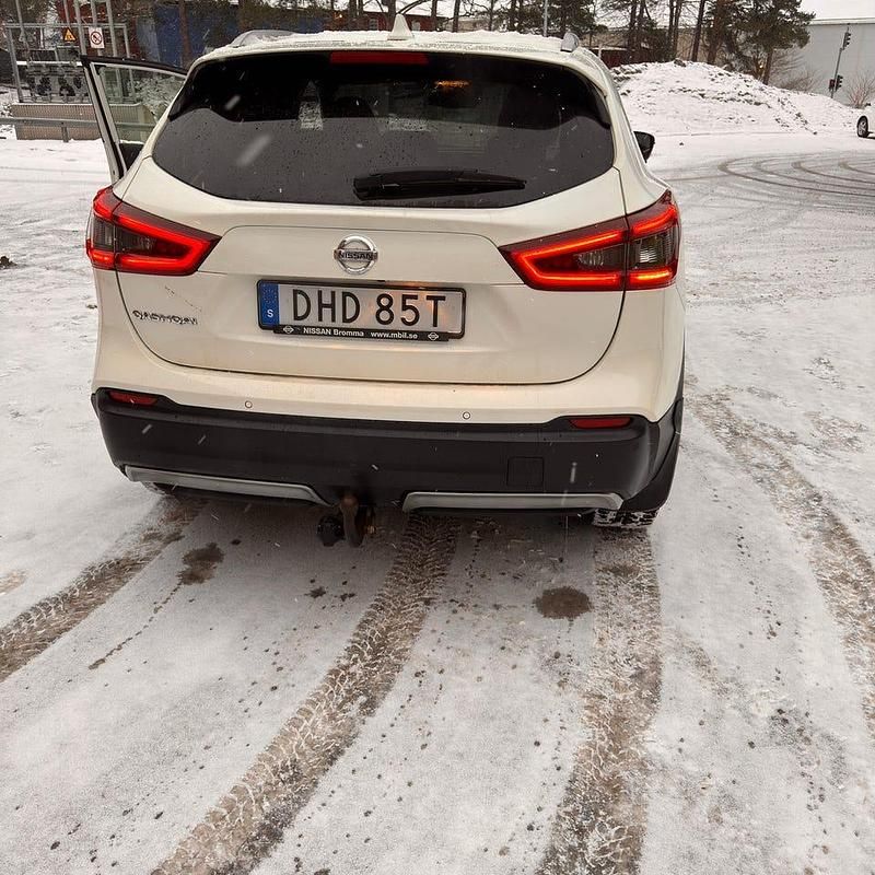 Vit Begagnad 2019 Nissan Qashqai SUV | 154 900 kr (Lite dyr) - Bild 1/4