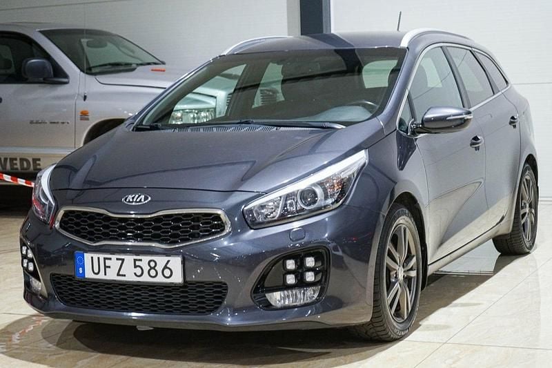 Grå Begagnad 2016 Kia Ceed Sportswagon GT-Line Kombi | 139 500 kr (Marknadspris) - Bild 1/4