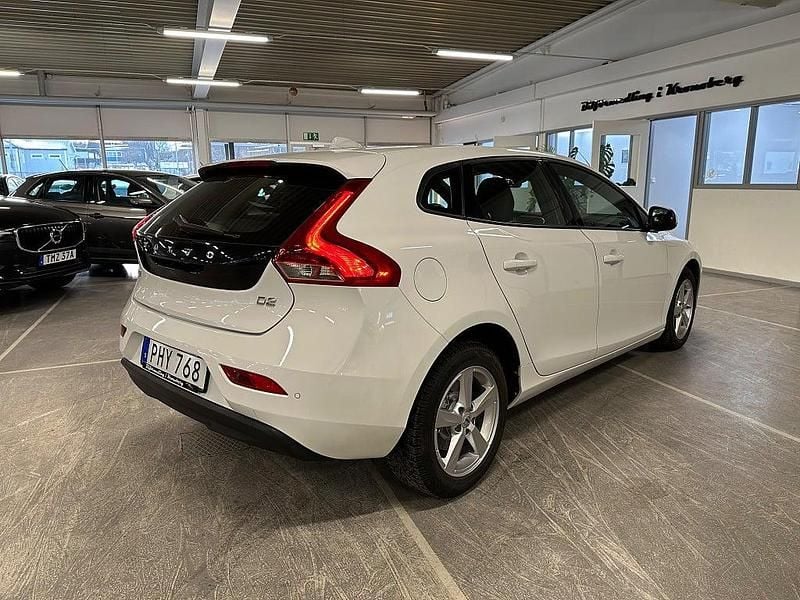 Begagnad Volvo V40 Momentum 120 HK (88 kW) 2017 Vit Halvkombi