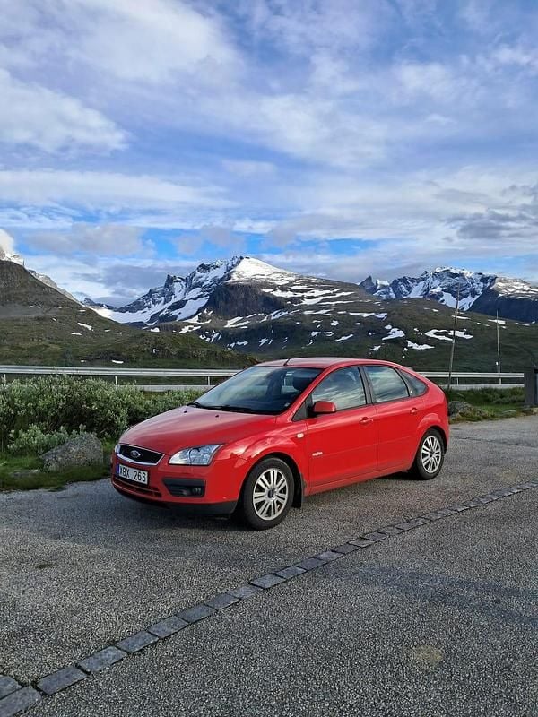 Begagnad 2006 Ford Focus Halvkombi | 6 000 kr (Superpris) - Bild 1/4